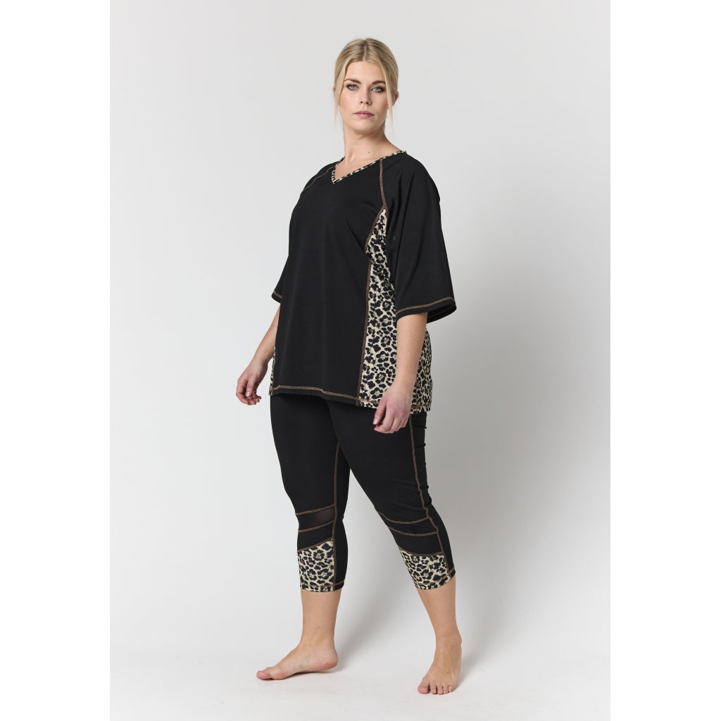 Studio SAktive wear T-shirt T-Shirt Black with leo print